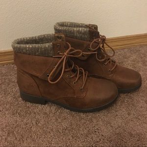 NEW Arizona Yetta Block Heel Lace Up Boots